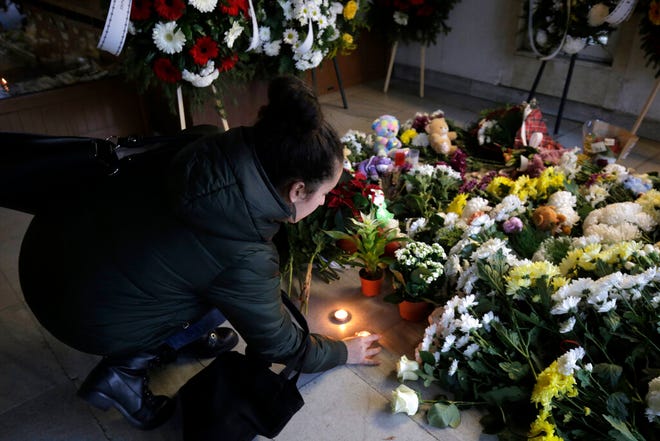 Хората палят свещи и поднасят цветя пред Посолството на Северна Македония в София, сряда, 24 ноември 2021 г., като се поклонят пред жертвите на автобусна катастрофа.