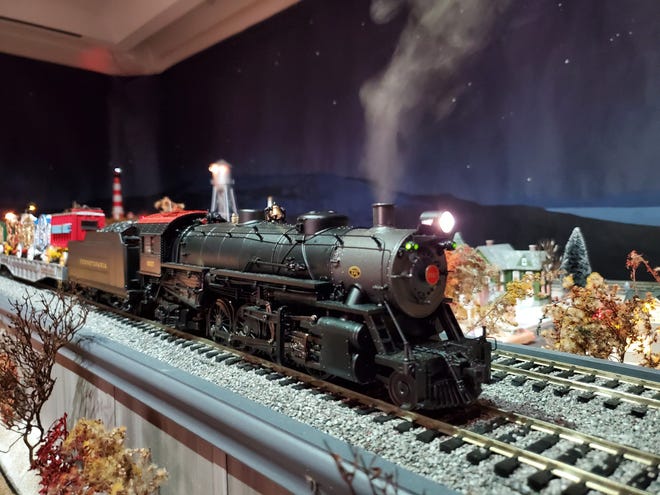 A Brandywine Railroad steam engine chugs through the Brandywine River Museum of Art.