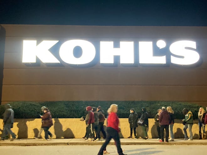 Se forma una fila frente a Kohl's en White Oaks Plaza en Springfield, Ill.  Abre a las 5 am del viernes 26 de noviembre de 2021. Aproximadamente 30 personas hacían cola cuando abrió, ya que la temperatura rondaba los 18 grados.