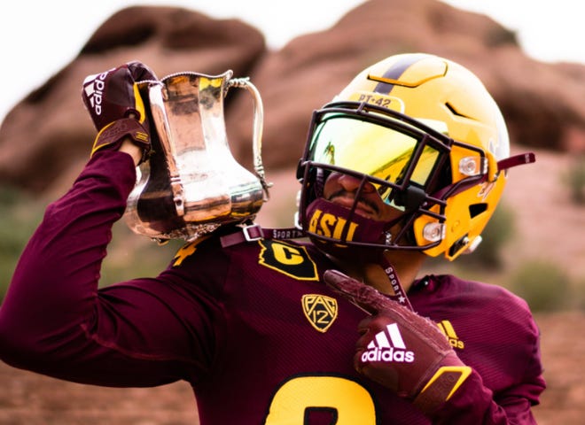 Banyak penggemar sepak bola Arizona State senang dengan pilihan seragam tim mereka untuk pertandingan melawan Arizona pada hari Sabtu. Apakah kamu?