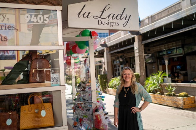 Brittney Ullman berdiri di depan tokonya La Lady Designs pada Black Friday di Westgate Entertainment District pada hari Jumat, 26 November 2021, di Glendale.  Ullman telah memiliki butik selama hampir 12 tahun, 