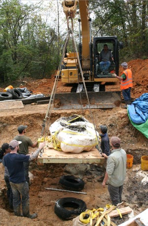 Vern Bauman directs the removal of the giant plaster coat containing part of the skeleton of the Missouri dinosaur, Parrosaurus missouriensis, in 2021.