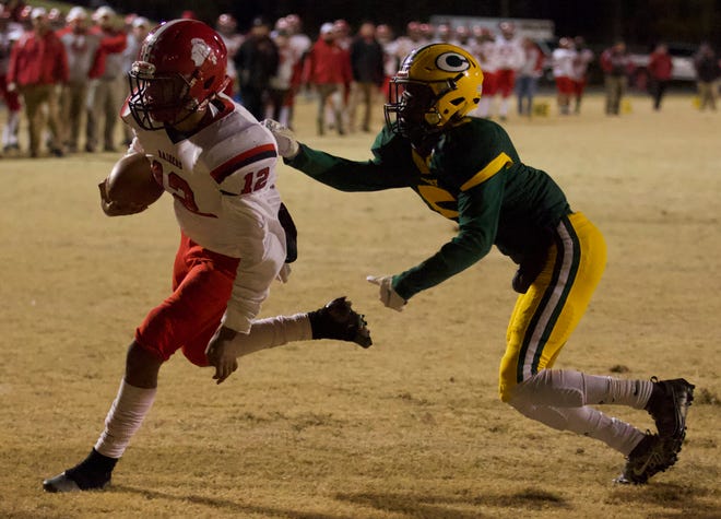 South Point's Elijah Phifer scampers past Crest's Randall Lee for a touchdown in the fourth quarter of the Nov. 26, 2021 game in Boiling Springs.