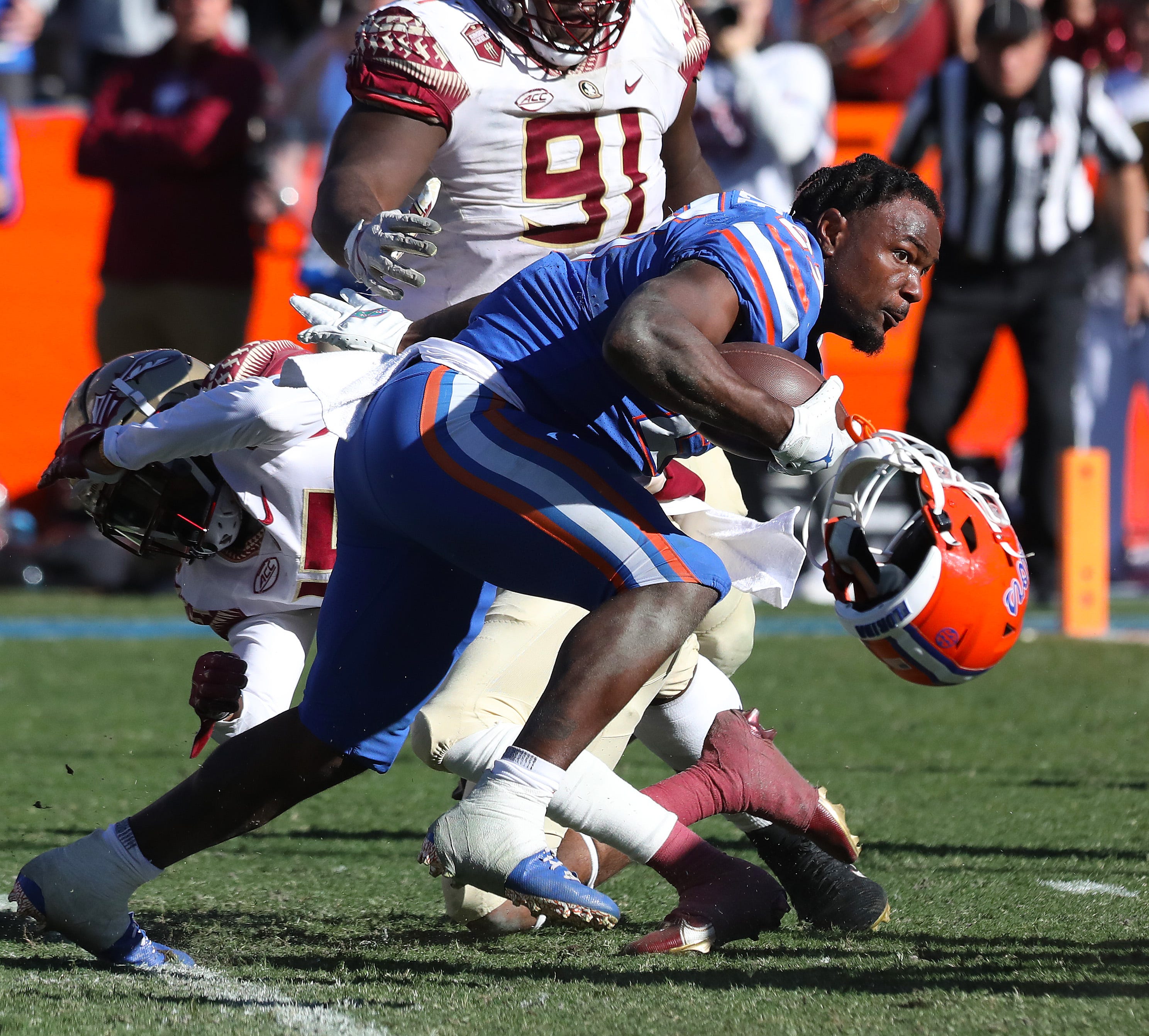 Dameon Pierce gets his helmet ripped off and keeps going