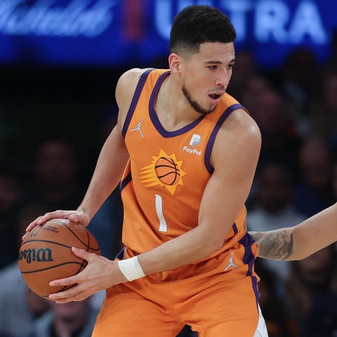 Devin Booker led seven Suns players in double figu