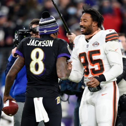 Baltimore Ravens quarterback Lamar Jackson (8) tal