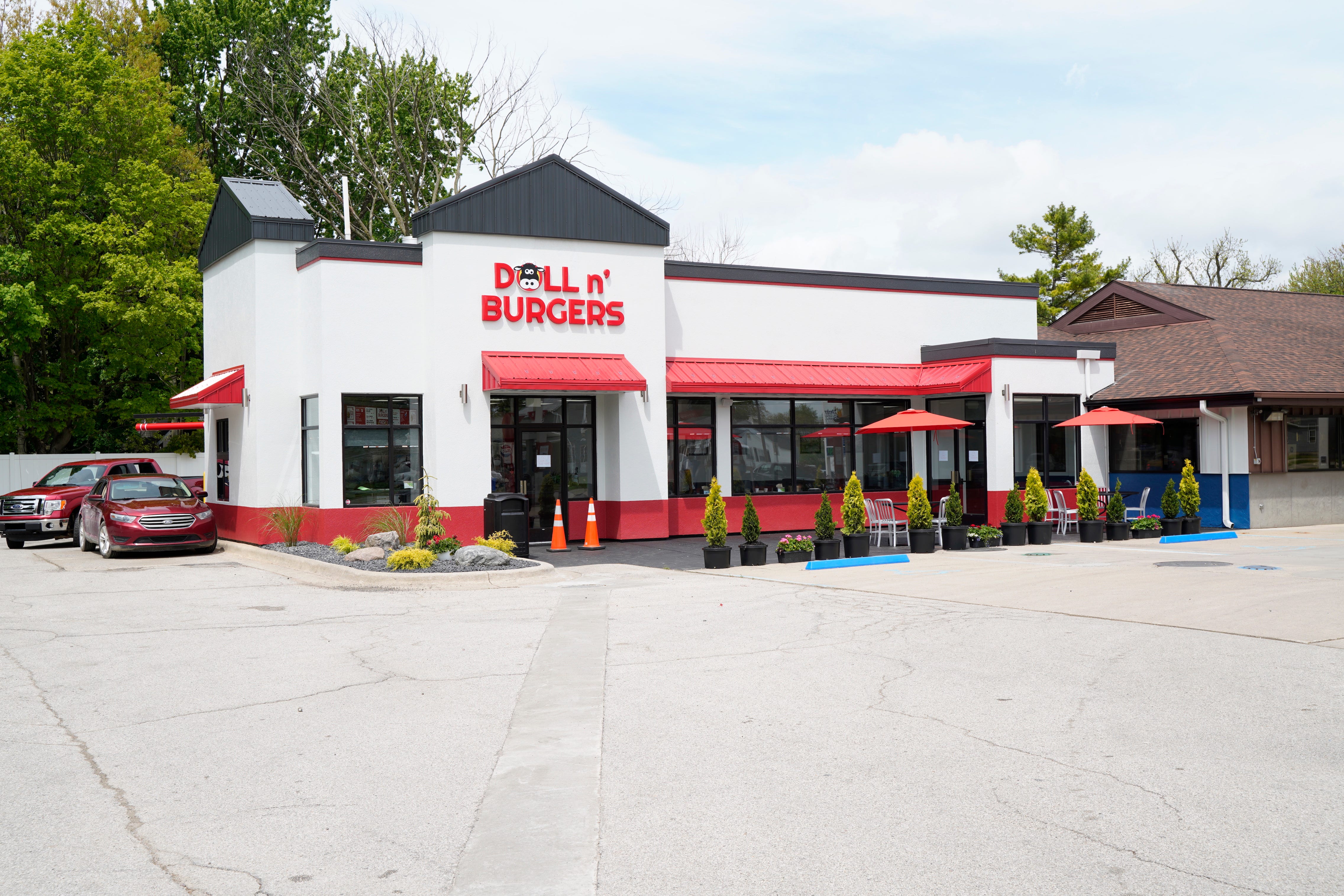 Doll n' Burgers sued by InNOut over look of restaurants