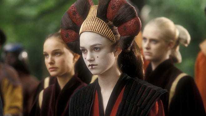 Keira Knightley (centro) interpreta a la reina Amitabh (Natalie Portman, izquierda) como una joven sirvienta. "Star Wars: Episodio I - La amenaza fantasma."