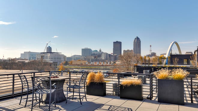 Downtown Des Moines townhome features rooftop views of river, capitol