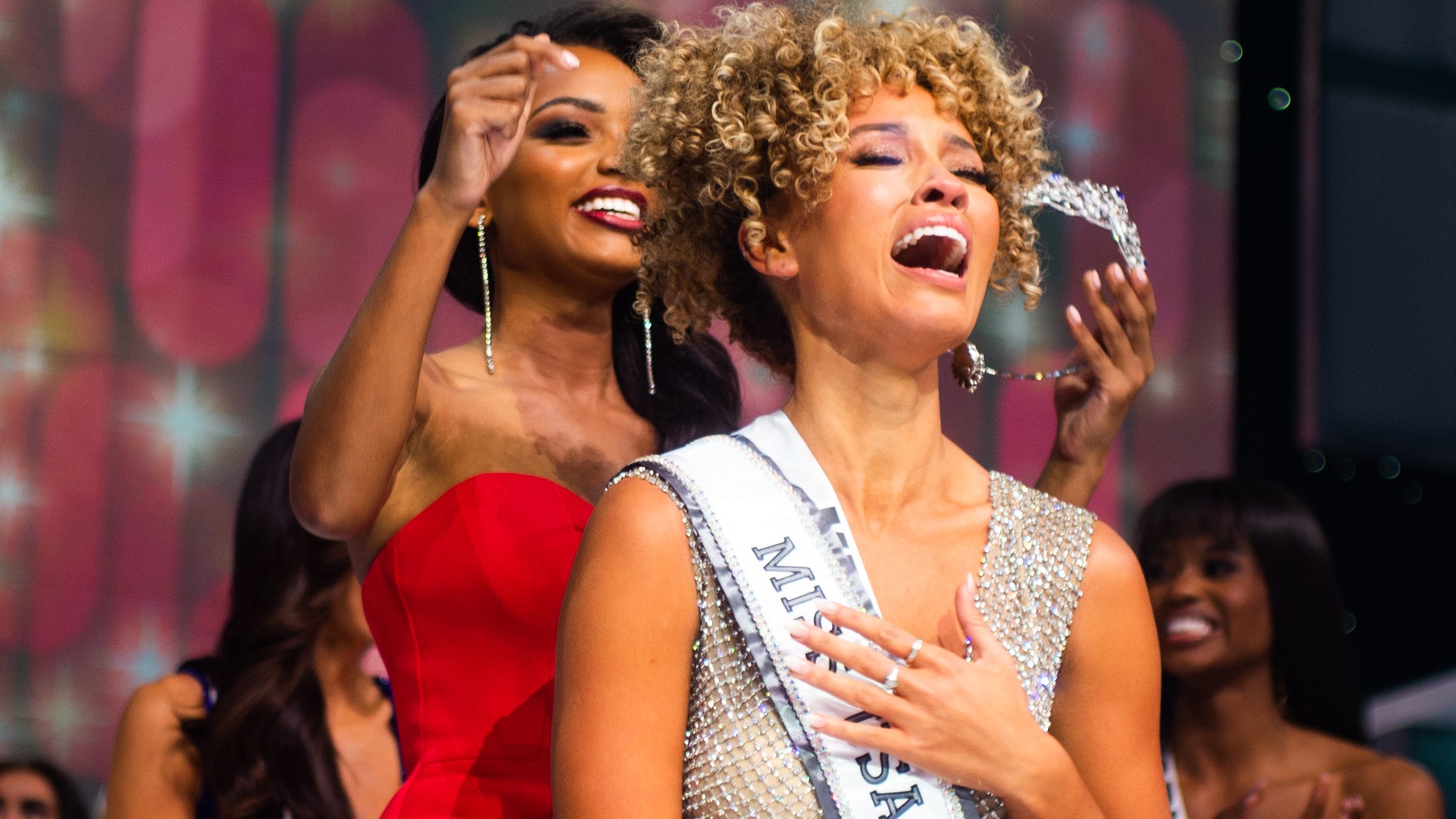 Elle Smith, Mss Kentucky, is crowned Miss USA