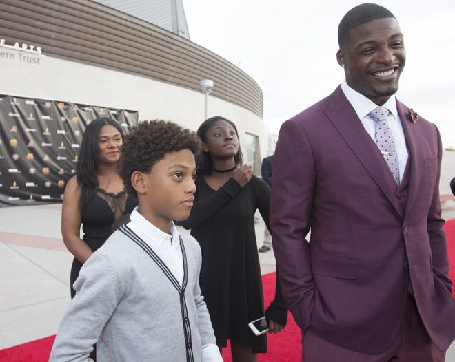 Keamanan Arizona Cardinals Adrian Wilson menjawab pertanyaan dari media di karpet merah selama upacara Arizona Sports Hall of Fame di Tempe Center for the Arts pada 27 Oktober 2016.