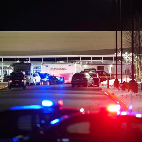 Law enforcement remain on scene at Oxford High Sch