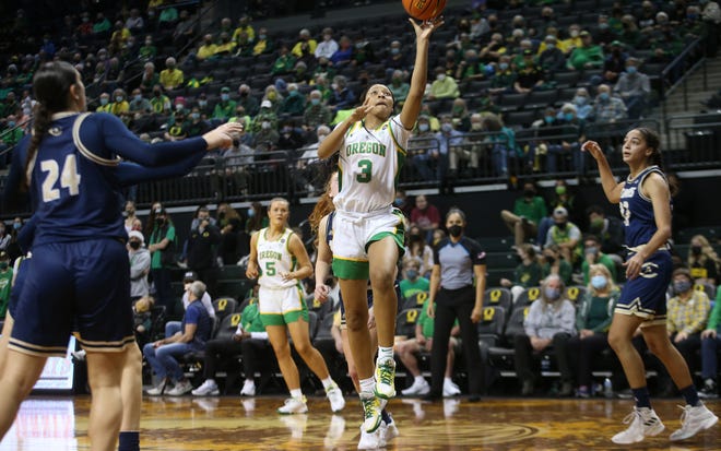 Oregon's Taylor Bigby shoots between the UC Davis defense during the first half.