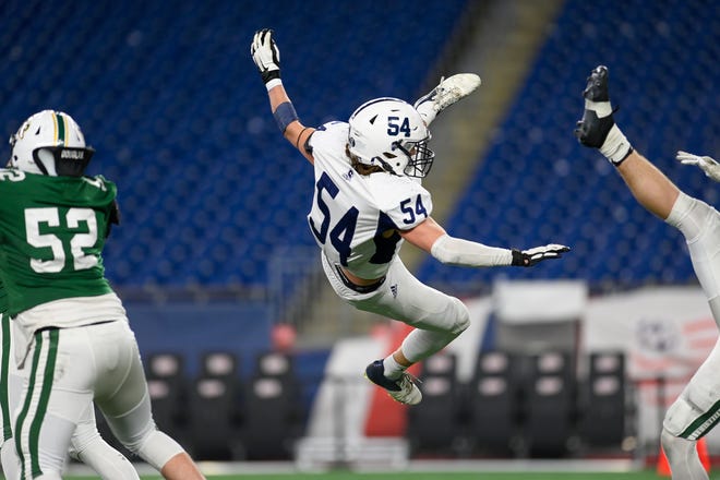 Ο Dylan Dobelle του Swampscott πηδά στον αέρα για να προσπαθήσει να μπλοκάρει ένα λάκτισμα κατά τη διάρκεια του αγώνα Division 5 Super Bowl εναντίον της North Reading στο Gillette Stadium την Τετάρτη 1 Δεκεμβρίου.