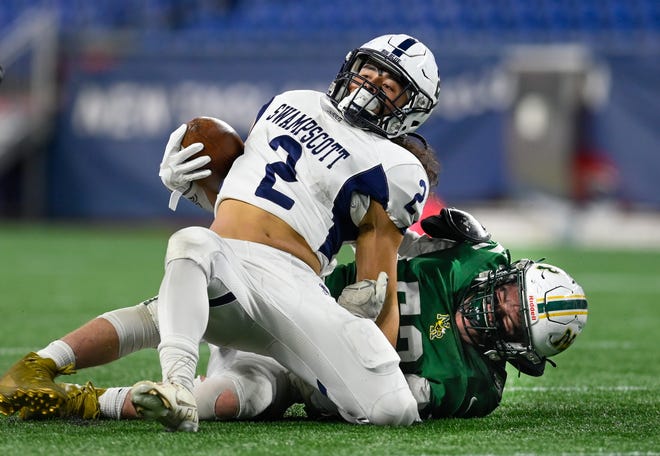 Ο Xaviah Bascon του Swampscott ανατράπηκε από τον Sam Morelli της North Reading σε έναν αγώνα Super Bowl της Division 5 στο Gillette Stadium την Τετάρτη 1 Δεκεμβρίου.