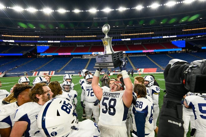 Ο Joe Mignone του Swampscott κατέχει το τρόπαιο Division 5 Super Bowl αφού κέρδισε τη North Reading με 14-7 στο Gillette Stadium την Τετάρτη 1 Δεκεμβρίου.