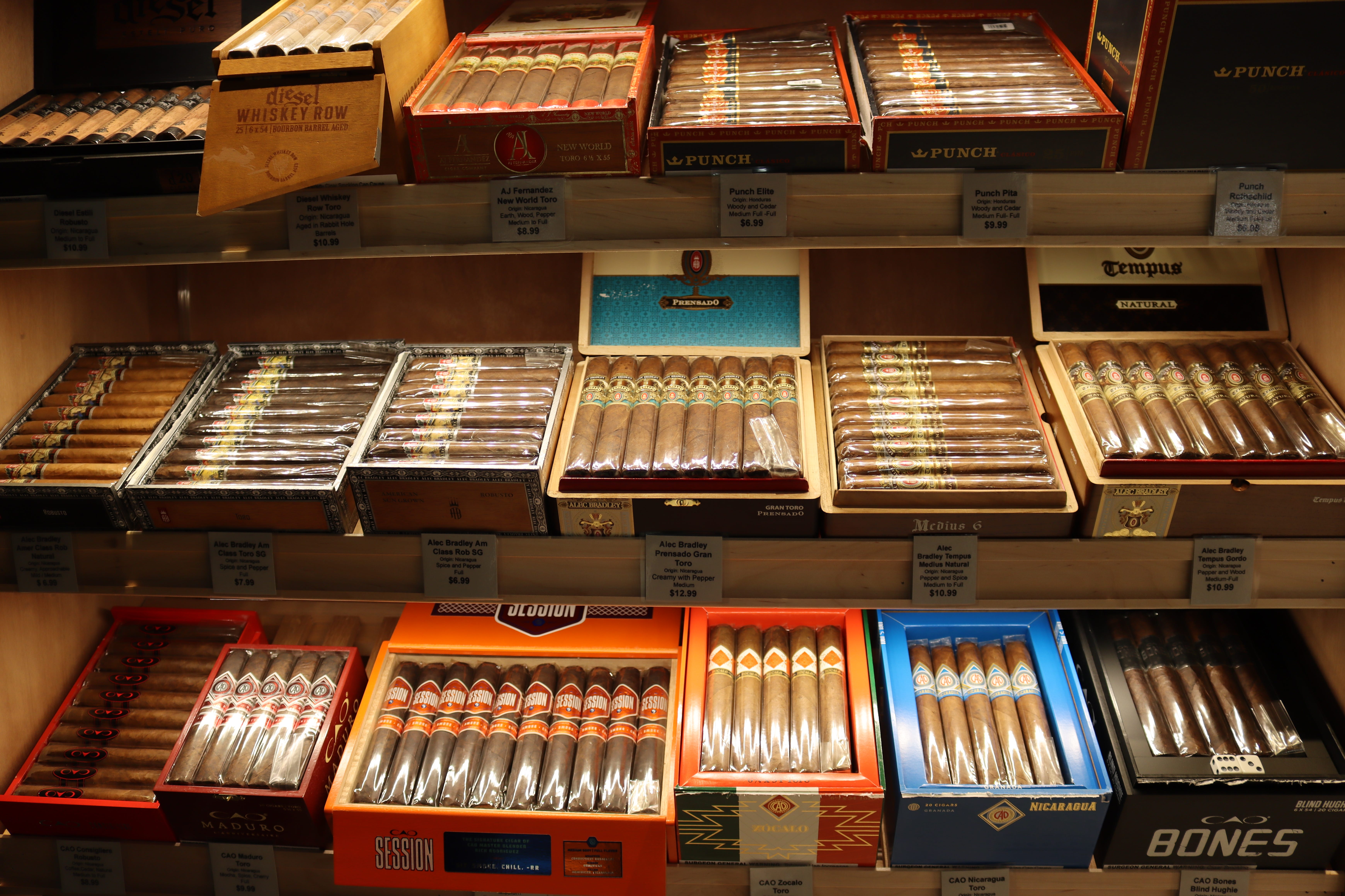 HyVee's Wall Wine & Spirits liquor store opens in West Des Moines