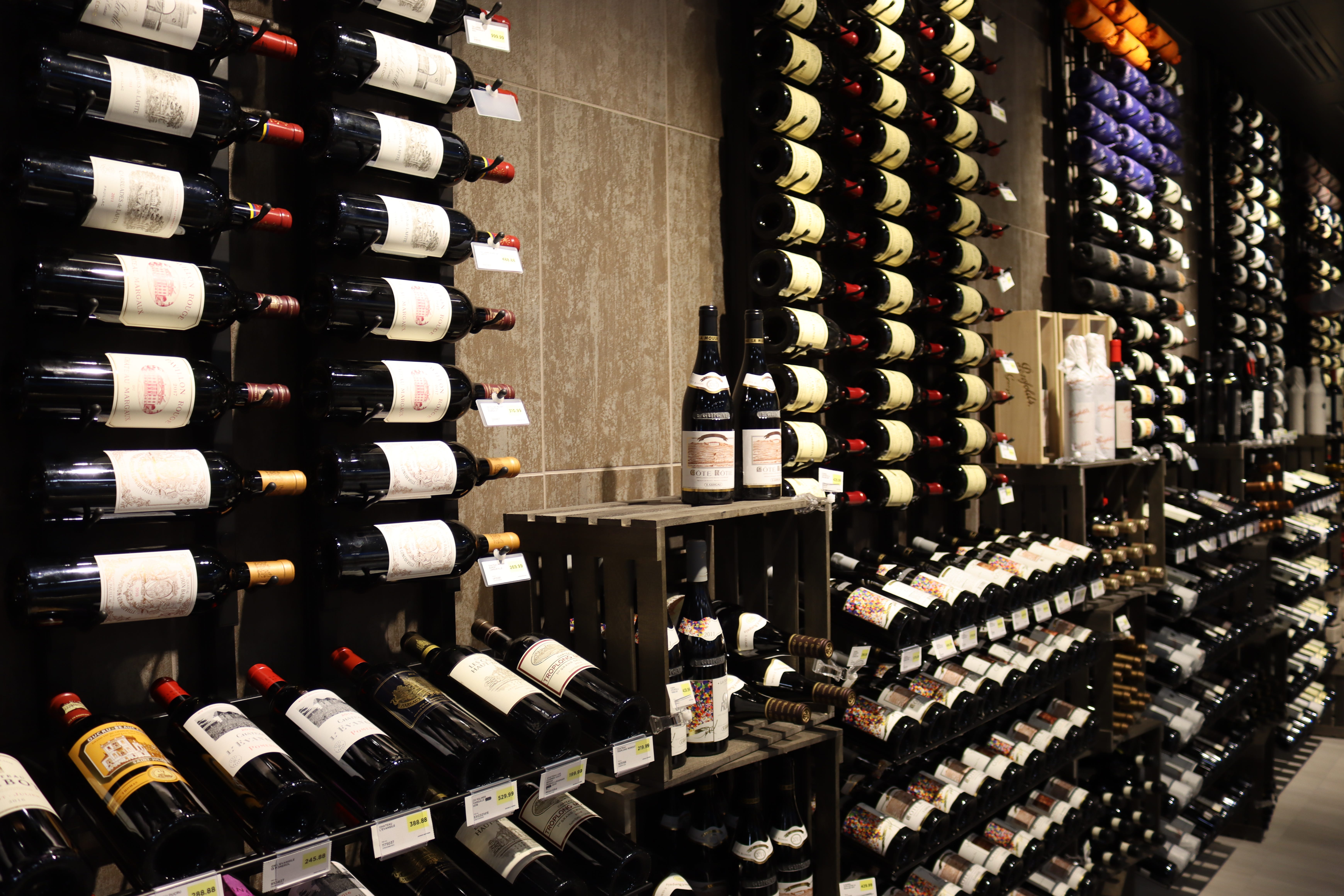 HyVee's Wall Wine & Spirits liquor store opens in West Des Moines