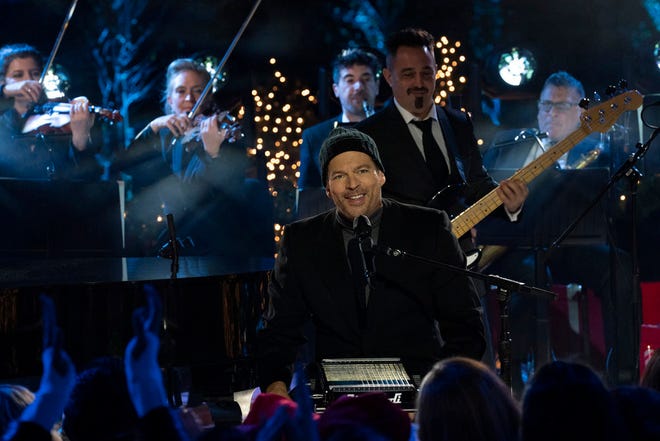 Harry Connick, Jr. performed two songs at the Tree Lighting Ceremony on December 1 in New York City.