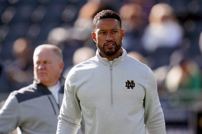Notre Dame mempromosikan Freeman, 35, untuk menggantikan Kelly sebagai pelatih