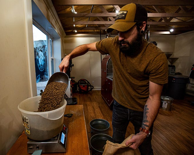 El maestro tostador Blake Carlson mide los granos de café en preparación para tostarlos en Fante's Coffee House en Lexington, Kentucky.