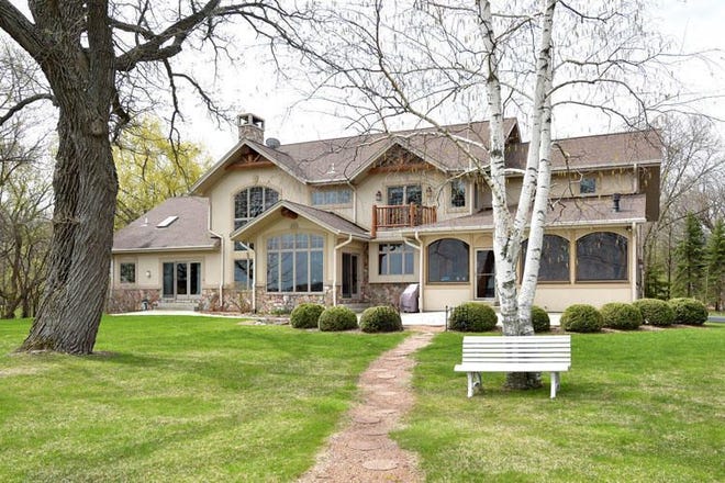 Milwaukee Brewers manager Craig Counsell has purchased this Oconomowoc Lake home.