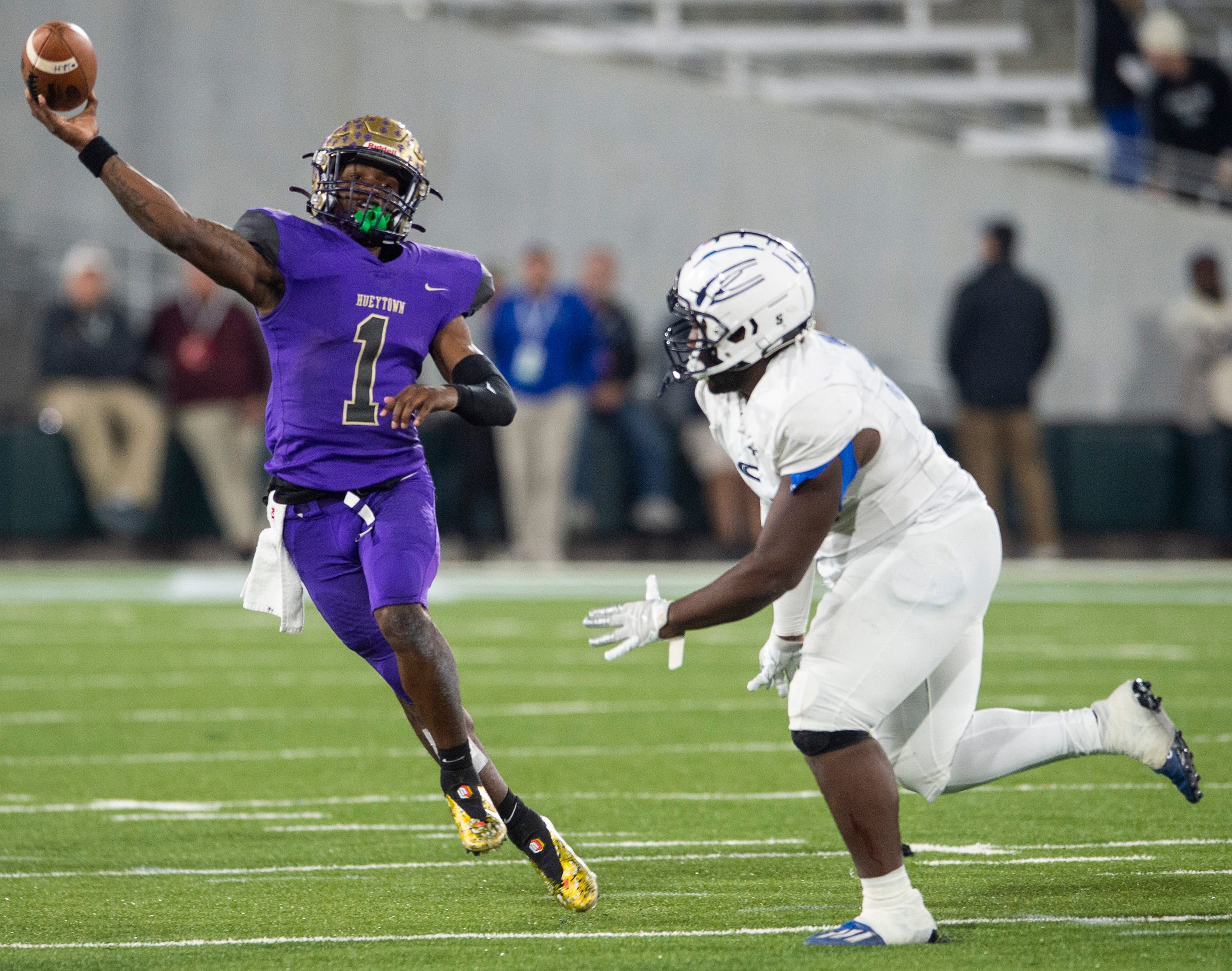 Hueytown football's Earl Woods is Alabama Gatorade Player of the Year