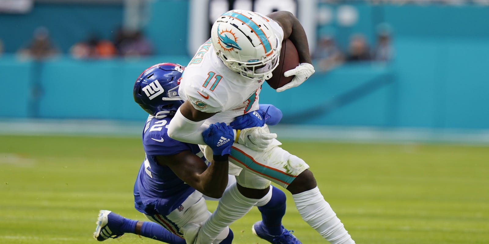 After adding Tyreek Hill & Cedrick Wilson, Dolphins trade DeVante Parker … to the Patriots!