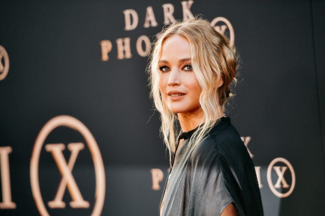 Disa muaj pasi mirëpriti fëmijën e saj të parë me bashkëshortin Cooke Maroney, Jennifer Lawrence ka zbuluar emrin e djalit të saj – dhe po tregon se si amësia ka ndryshuar gjithçka.