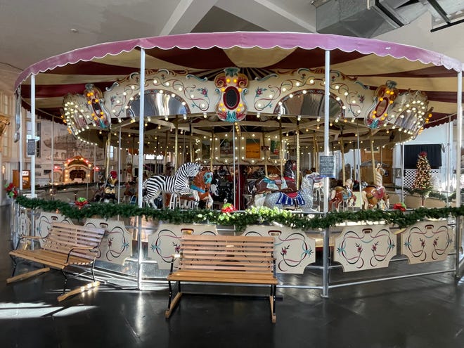 Κάθε είσοδος στο Μουσείο Merry-Go-Round περιλαμβάνει μια περιήγηση στην ιστορική κυκλική πλατφόρμα προβολής.  (Φωτογραφία: Steve Stevens)