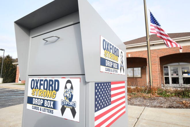 Ini adalah drop box yang terletak di luar Oxford Township Hall di mana orang dapat memberikan surat dukungan untuk keluarga dari empat siswa Oxford High School yang terbunuh.