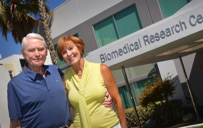 Desert residents Fred and Sheryl Claire pose in front of the Biomedical Research Center at City of Hope.
