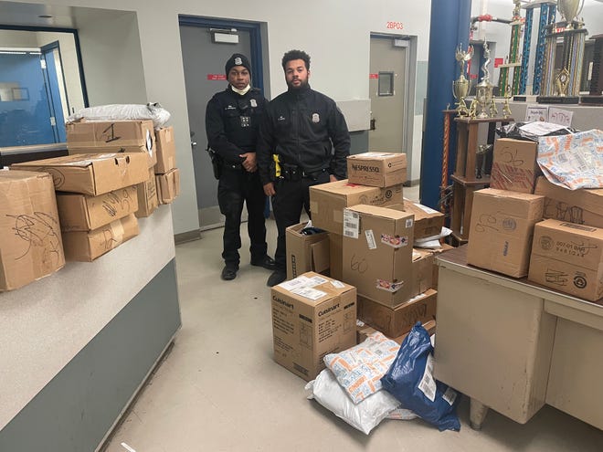 Polisi Detroit menemukan 41 paket dalam pemberhentian yang diambil dari beranda Oakland Co
