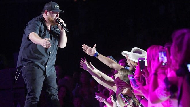 Luke Combs sera la tête d’affiche du Nissan Stadium au printemps prochain