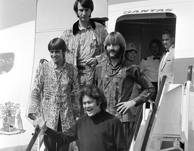 Anggota The Monkees, searah jarum jam dari tengah bawah, Micky Dolenz, Davy Jones, Mike Nesmith dan Peter Tork tiba di Bandara Internasional Tokyo pada 30 September 1968.
