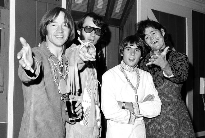 File foto 6 Juli 1967 ini menunjukkan, dari kiri, Peter Tork, Mike Nesmith, David Jones dan Micky Dolenz dari grup musik The Monkees pada konferensi pers di Warwick Hotel di New York.