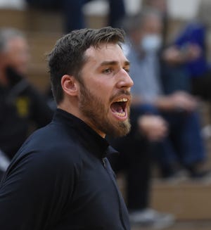 El entrenador de Galena, Oleg Sis, les grita a sus jugadores durante el partido del jueves contra South Tahoe.