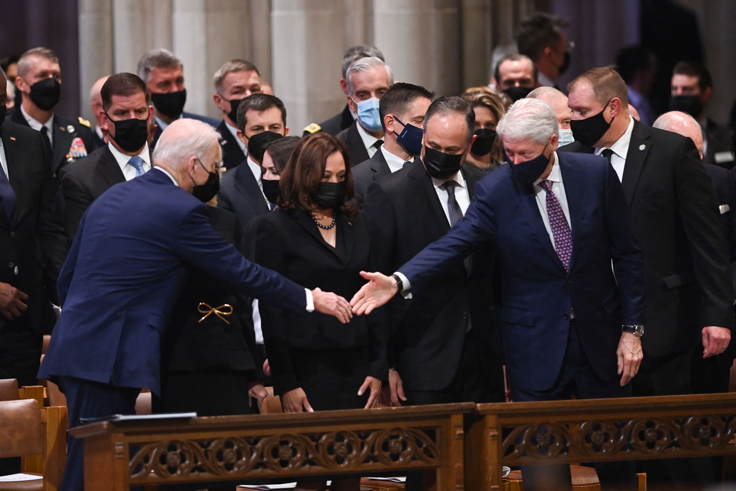 Präsident Joe Biden begrüßt den ehemaligen Präsidenten Bill Clinton vor der Trauerfeier für den verstorbenen US-Senator Bob Dole in der Washington National Cathedral am 10. Dezember 2021 in Washington, DC.