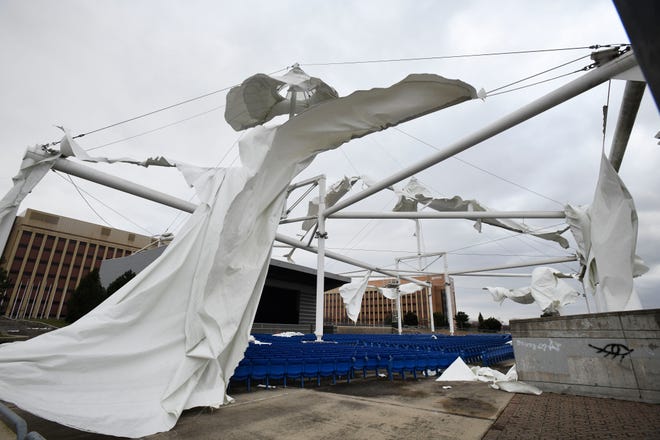 Tenda di atas Phoenix Center hancur berkeping-keping karena angin kencang di Pontiac, Michigan, pada 11 Desember 2021.