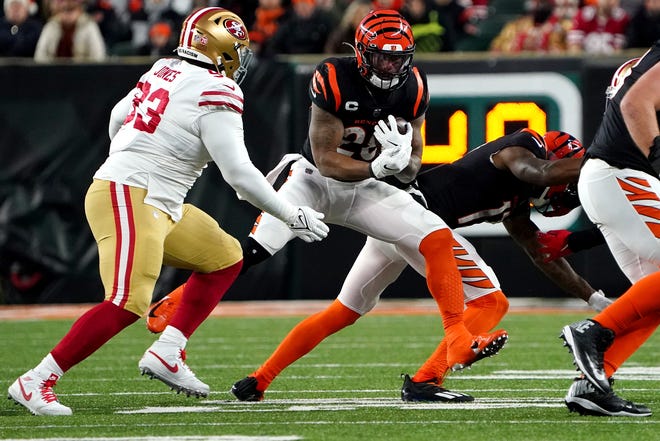 Cincinnati Bengals running back Joe Mixon (28) carries the ball in the second quarter of a Week 14 NFL football game against the San Francisco 49ers, Sunday, Dec. 12, 2021, Paul Brown Stadium in Cincinnati.