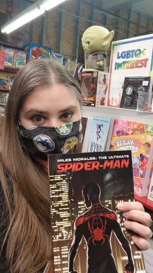 来自 That Entertainment 的索拉娜·盖茨与一个以迈尔斯·莫拉莱斯为主角的蜘蛛侠版本。
