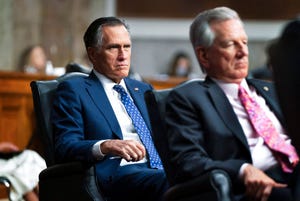 Senator Mitt Romney, R-Utah kiri, dan Senator Tommy Tuberville, R-Al., mendengarkan Robert Califf bersaksi di depan sidang Komite Senat untuk Kesehatan, Pendidikan, Perburuhan dan Pensiun tentang pencalonan California menjadi komisaris Makanan dan Drug Administration di Capitol Hill di Washington, Selasa, 14 Desember 2021.