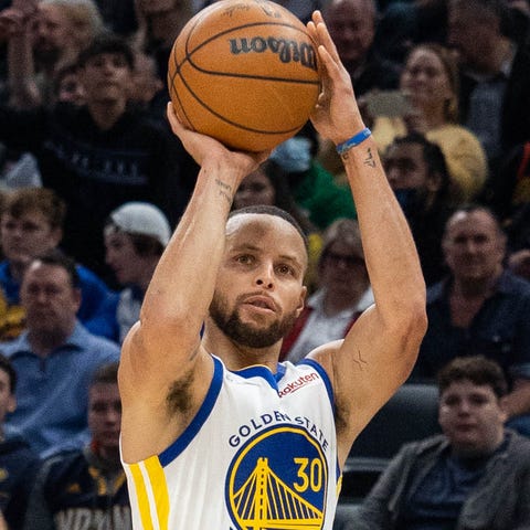 Golden State Warriors guard Stephen Curry shoots t