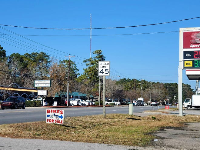 After growing concerns from Greenbrier residents, New Bern's Board of Aldermen voted to reduce the speed limit on a portion of Glenburnie Road Tuesday night.