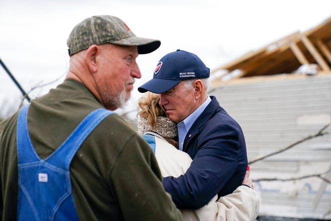 Presiden Joe Biden memeluk seseorang saat mengunjungi daerah itu untuk mengamati kerusakan akibat badai tornado dan cuaca ekstrem di Dawson Springs, Ky., Rabu, 15 Desember 2021.