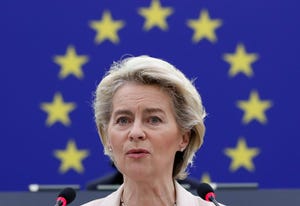 Presiden Komisi Eropa Ursula von der Leyen menyampaikan pidato selama sesi pleno di Parlemen Eropa di Strasbourg, Prancis timur, Rabu, 15 Desember 2021.