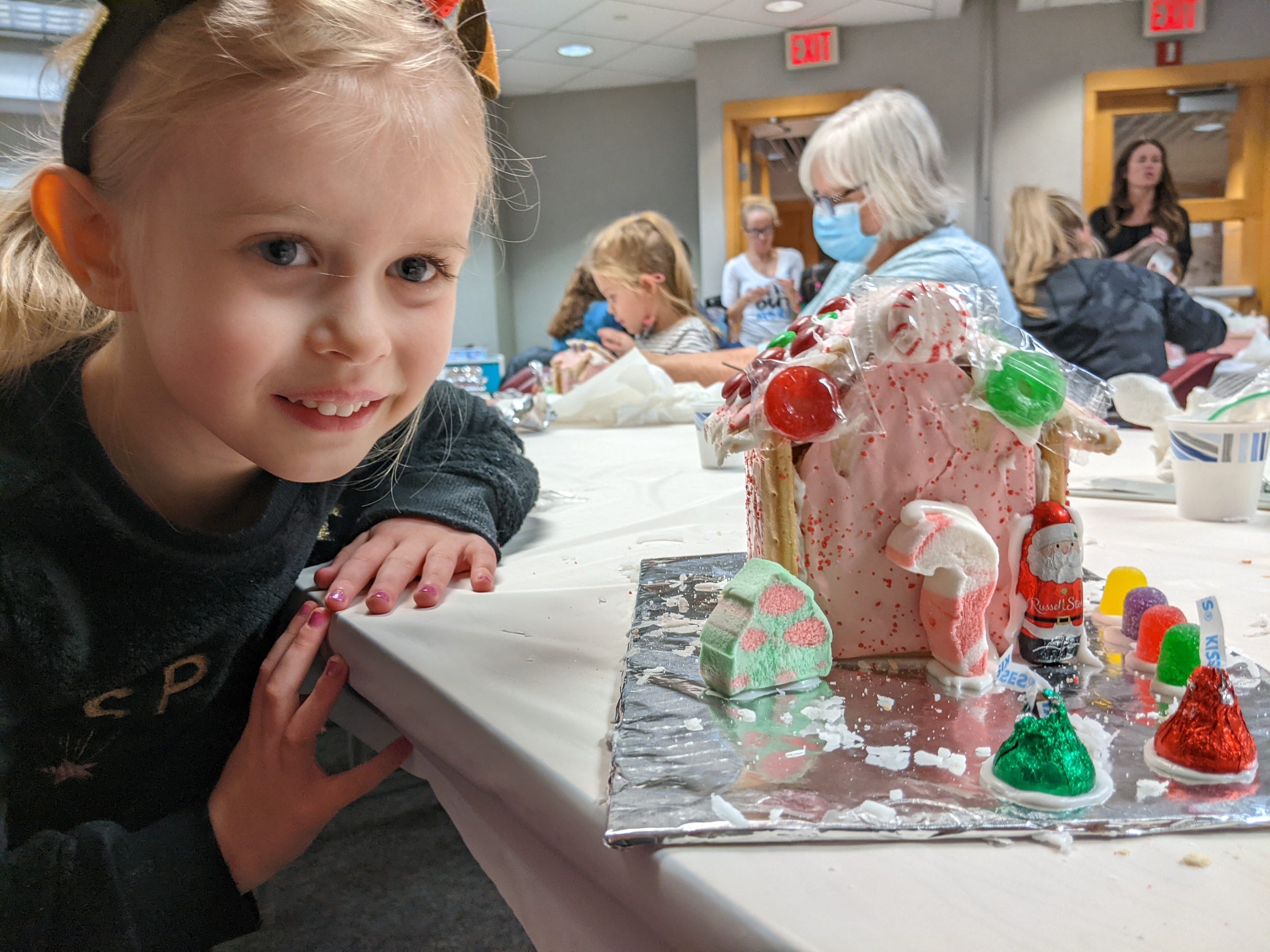 Flat Rock Library holds holiday craft