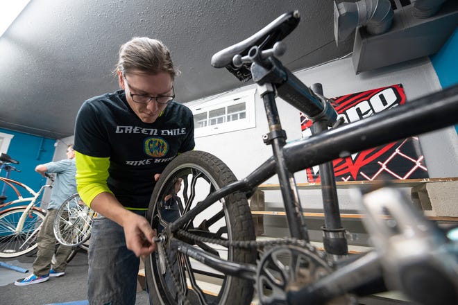 El codirector de Green Chile Bike Bank, Michael Hazel, repara las bicicletas traídas el 15 de diciembre.