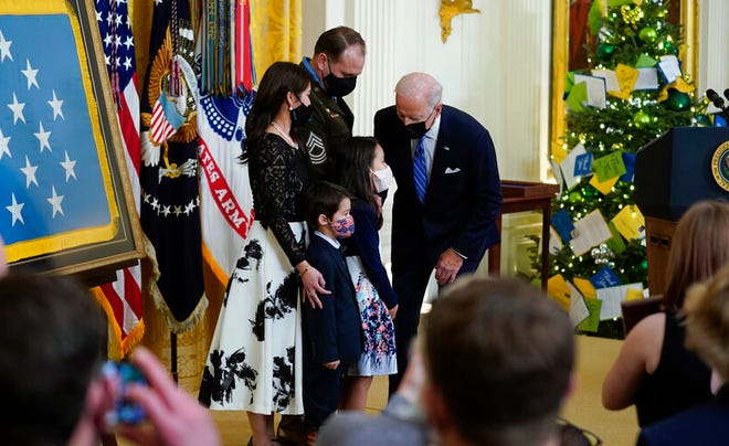 Biden mempersembahkan 3 tentara dengan penghargaan militer tertinggi untuk keberanian