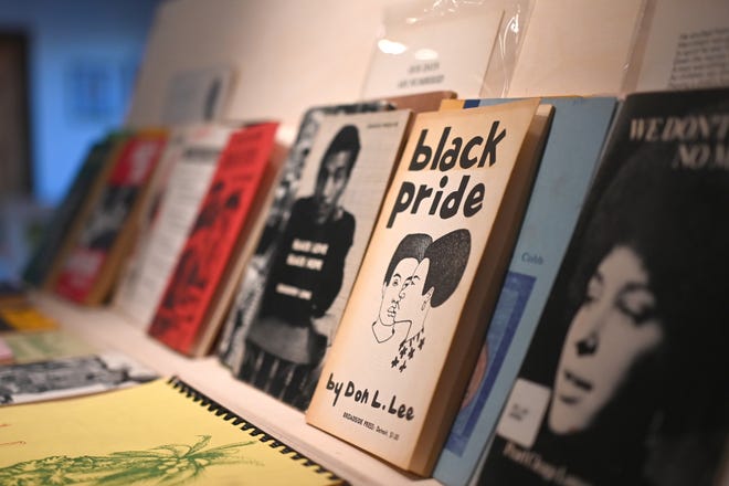 Asmaa Walton, pendiri Black Art Library, koleksi 500 buku tentang seniman kulit hitam yang menjadi pameran keliling.  Walton, menunjukkan sebagian kecil dari koleksinya di ruang popupnya di Bottega Veneta di Detroit pada hari Jumat, 17 Desember 2021.